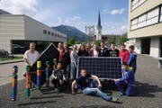 Posieren mit den Panels: Schüler des Schulhauses Moosmättili (Bild: PD)