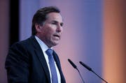 Sika-Konzernchef Jan Jenisch bedankte sich an der Generalversammlung bei den unabhängigen Verwaltungsräten, die sich gegen eine Übernahme der Kontrollmehrheit durch Saint-Gobain wehren. (Bild Stefan Kaiser / Neue ZZ)