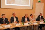 Stellen sich hinter den Zuger Stadttunnel (von links): Karl Kobelt (FDP), André Wicki (SVP), Dolfi Müller (SP), Vroni Straub-Müller (CSP) und Urs Raschle (CVP). (Bild: PD)