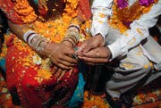 Nicht immer erfolgt eine Eheschliessung aus Liebe und unter freiem Willen: Häufig werden Zwangsheiraten in der Ferienzeit im Heimatland von Migranten geschlossen. (Symbolbild Keystone/Divyakant Solanki)