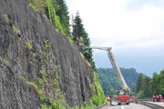 Die Feuerwehr rückte aus um den Traktor zu bergen. (Bild: Obwaldner Polizei)