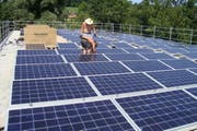 Arbeiter bauen insgesamt 123 Solarpanels auf dem Hagendorner Schulpavillon-Dach auf. (Bild: pd)