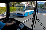 VBL-Busse unterwegs auf den Strassen Luzerns. (Bild: Archiv Neue LZ)