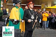 Wey-Zunftmeister (mit Weibel) löst den Fötzeliregen zur Niederkunft des «Knallfrosches» aus. (Bild: Heinz Steimann)