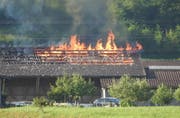 Die Scheune steht in Flammen. (Bild: Leserreporter Max Ziegler)