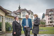 2020 soll hier die neue Überbauung stehen. Im Bild von links die beteiligten Parteien: Evelyne Huber (Kirchenratspräsidentin), Lucas Peter (Lupe AG) und Erna Bieri (Stadtpräsidentin). (Bild: Pius Amrein (Willisau, 21. Januar 2018))