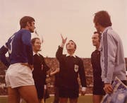 Toni Bucheli als Schiedsrichter des Länderspiels Italien (links Giacinto Facchetti) – Deutschland (rechts Franz Beckenbauer). (Bild: AB)