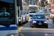 Die Stadt Zug ist auf Rang 9 der Stau-Hitparade. Im Bild der tägliche Stau in der Zuger Vorstadt. (Bild: Christof Borner-Keller / Neue ZZ)