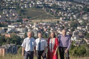 Die Regierungsräte Paul Winiker und Marcel Schwerzmann, Nationalrätin Yvette Estermann und Ständerat Konrad Graber (von links) auf dem Sonnenberg oberhalb Kriens. (Bild Pius Amrein)