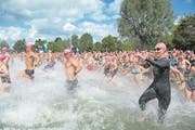Los gehts: Die Schwimmerinnen und Schwimmer stürmen in den See. (Bild: Dominik Wunderli/LZ, Luzern, 20. August 2017)