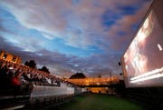 Kinovergnügen unter freiem Himmel: das Open-Air-Kino in Zug. (Bild: Stefan Kaiser / Neue LZ)