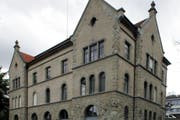 Hinter diesen Mauern wird über den Doppelmord in Zug verhandelt: Das Gebäude des Zuger Obergerichts. (Archivbild Werner Schelbert / Neue ZZ)