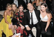 Filmproduzent Harvey Weinstein lässt sich bei einer Golden-Globes-After-Party 2015 mit den Musikerinnen Taylor Swift und Este Haim, der Schauspielerin Jaime King und Musikerin Lorde (von links) fotografieren. (Bild: Angela Weiss/Getty (Beverly Hills, 11. Januar 2015))