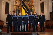 (v.l.) Sicherheitsdirektor Beat Arnold, Barbara Schuler, Michael Bretscher, David Müller, Walter Zberg, Peter Amrein (Fähnrich), Polizeikommandant Reto Habermacher. (Bild: PD)