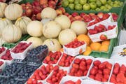 Rein vegane Ernährung kann gefährlich sein für Babys. Symbolbild: Früchte an einem Marktstand. (Bild: KEYSTONE/Lukas Lehmann)