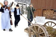 «Mischt für's Pfarrer's Garten!» Die Fasnächtlergruppe zieht mit ihrem Mistkarren dorfwärts. (Bild Bert Schnüriger/Neue SZ)
