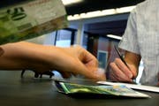 Bis zum heutigen Tag haben nur etwas mehr als 20 Prozent aller Schweizer Banken einen Entscheid gefällt, ob sie am Programm der US-Justizbehörden teilnehmen und, wenn ja, in welcher Kategorie. (Bild: Archiv / Neue LZ)