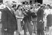 Empfang vor dem Luzerner Rathaus – Eva Perón (Bildmitte) mit dem damaligen Bundespräsidenten Philipp Etter (rechts nebenan). (Bild: Stadtarchiv)