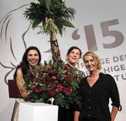 Siegerin Nora Gomringer, flankiert von ihrer Schweizer Landsfrau Dana Grigorcea (links, Platz 3) und Valerie Fritsch (Österreich, Plat 2). (Bild: Keystone)