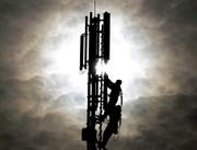 Zwei Arbeiter reparieren eine Antenne für den Mobilfunk. (Bild: Keystone)