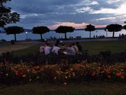 Das schöne Panorama lockt viele Leute an die Zugersee-Promenade. (Bild: Werner Schelbert (Zug, 15. Juli 2017))