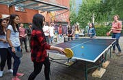 Die Jugendlichen kommen sich am Pingpongtisch näher. (Bild: Jakob Ineichen (Zug, 13. Mai 2017))