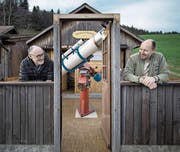 Die künftigen Demonstratoren Paul Ehrler (links) und Bruno Stadelmann beim Teleskop, das zum Vorschein kommt, wenn der obere Teil des Häuschens zurückgekurbelt wird. Bild: Pius Amrein (Schüpfheim, 31. März 2017 (Bild: ))