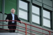 BBZW-Prorektor Josef Schwegler vor dem Schulgebäude. (Bild Boris Bürgisser/Neue LZ)