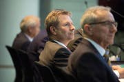Während der Spardebatte vor neun Tagen im Luzerner Kantonsrat wusste Finanzdirektor Marcel Schwerzmann (Bildmitte, vor ihm Baudirektor Robert Küng) mehr, als er sagte. (Bild Nadia Schärli)