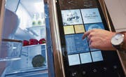 Prototyp des Kühlschranks der Zukunft: Ausgerüstet mit Kameras und Sensoren wird er dank Internetverbindung zum «mitdenkenden Haushaltgerät». (Bild: Chris Ratcliffe/Getty)