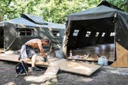 Ein Handwerker schneidet am Mittwoch in Aarau Bodenplatten zurecht für die Militärzelte, die Asylbewerbern als temporäre Unterkunft dienen werden. (Bild: Keystone/Ennio Leanza)