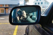 Fotografieren erlaubt: Detektive sollen mutmassliche Versicherungsbetrüger heimlich beschatten dürfen. (Bild: Nana do Carmo)
