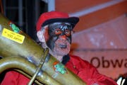 Noch älter als Hans Berwert (Jahrgang 1929) ist seine Bass-Tuba (Baujahr 1904) – zwei, die sich gut verstehen. (Bild Adrian Venetz/Neue OZ)
