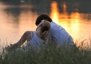 Ein Paar geniesst die romantische Stimmung am See. (Bild: Keystone)