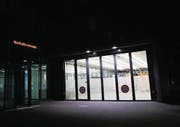 Eingang des Notfallzentrums (links) und Einfahrtshalle. (Bild: Werner Schelbert (ZZ))