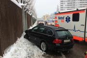 Das Auto stoppte nachdem aus auf die Gegenfahrbahn geriet an einem Zaun. (Bild: Kantonspolizei Schwyz)
