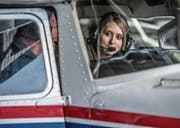 Celina Stirnimann mit ihrem Fluglehrer Urs Reber in einer Cessna C-152. (Bild: Nadia Schärli (Beromünster, 6. März 2017))
