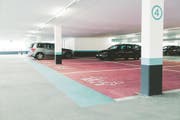 Für Familien stehen neu breitere und farblich gekennzeichnete Parkplätze zur Verfügung. (Bild: PD)