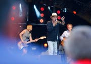 Er war natürlich ein super Opener ins Festival: Endo Anaconda liess die Fans tanzen. (Bild: Stefan Kaiser)