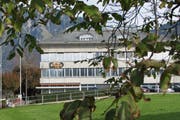 Das Elektrizitätswerk Obwalden muss künftig eine höhere, dem Besitzanteil des Kantons angemessene Beteiligung am Gewinn abliefern. Auf dem Bild: Das Hauptgebäude in Kerns. (Bild PD)