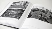 Bilder im Buch «Die Fabrik in der Stadt»: Aufnahmen vom Areal der Landis & Gyr und von deren Mitarbeitern, zwischen 1950 und 1960. (Bild: Stefan Kaiser (Zug, 26. September 2017))