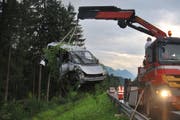 Das Auto wurde bei dem Unfall in die Böschung katapultiert. Die Insassen blieben glücklicherweise unverletzt. (Bild: Kantonspolizei Obwalden)