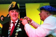 Erwin I. Jagensdorfer (links) erhielt von Zeremonis Danald Basan den Anstecker. (Bild Werner Schelbert/Neue ZZ)