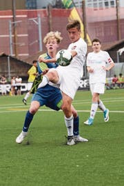 Noah Bachmann (links) vom Team Seetal bedrängt hier einen Spieler vom späteren Junioren-C-Schweizer-Meister Dürrenast. Seetal wurde schliesslich Dritter. (Bild: Jakob Ineichen (Luzern, 24. Juni 2017))
