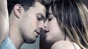 Sind auch als Ehepaar scharf aufeinander: Christian Grey (Jamie Dornan) und Anastasia (Dakota Johnson). (Bild: Universal)