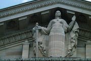 Die Statue der Justizia thronen auf der Fassade des Bundesgerichtes in Lausanne. (Symbolbild Keystone / Fabrice Coffrini)