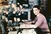Die Queen als noch junge Prinzessin: Elizabeth am Pult ihres Zimmers, aufgenommen am 19. September 1946. (Bild: Getty)