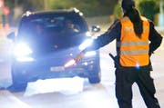 Die Polizei führte auf der Axenstrasse Kontrollen durch. (Symbolbild Archiv / Neue ZZ)