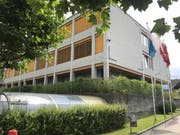 Das Schulhaus Wydenhof. (Bild: Lena Berger (Ebikon 15. Juli 2017))