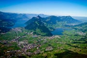 Blick vom Mythen in den Schwyzer Talkessel.. (Bild: Luzerner Zeitung)